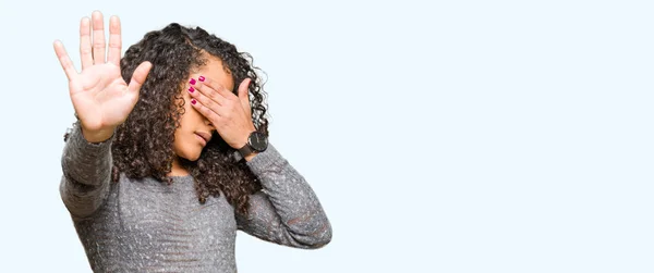 Mooie Jongedame Met Krullend Haar Dragen Van Grijze Trui Bekleding — Stockfoto