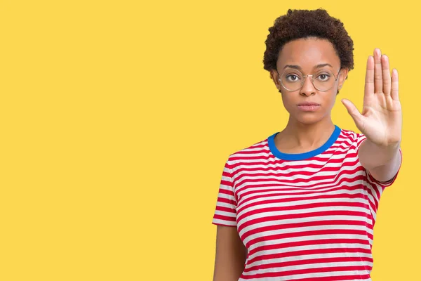 Hermosa Mujer Afroamericana Joven Con Gafas Sobre Fondo Aislado Haciendo —  Fotos de Stock