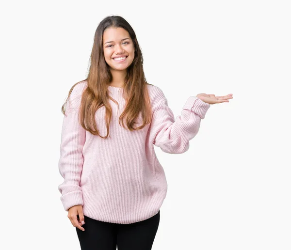 카메라를 손바닥으로 가리키는 분홍색 스웨터를 — 스톡 사진
