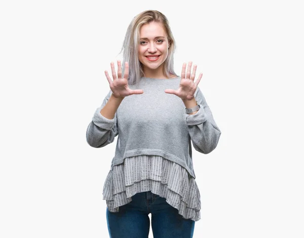 Молодая Блондинка Изолированном Фоне Показывает Указывает Пальцами Номер Десять Улыбаясь — стоковое фото
