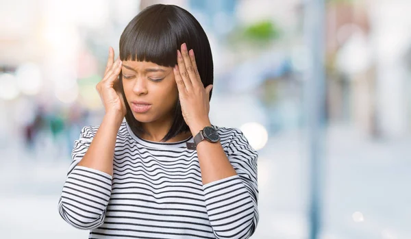 Hermosa Mujer Afroamericana Joven Con Suéter Rayas Sobre Fondo Aislado — Foto de Stock