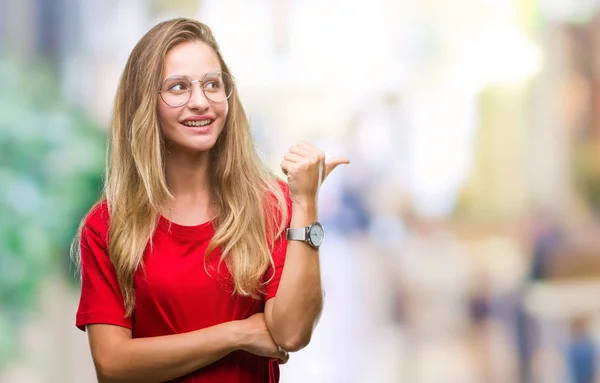 Jovem Bela Mulher Loira Vestindo Óculos Sobre Fundo Isolado Sorrindo — Fotografia de Stock