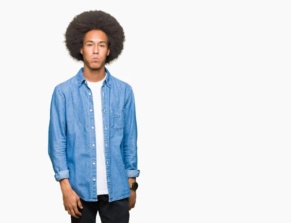 Joven Afroamericano Con Pelo Afro Hinchando Mejillas Con Cara Divertida —  Fotos de Stock