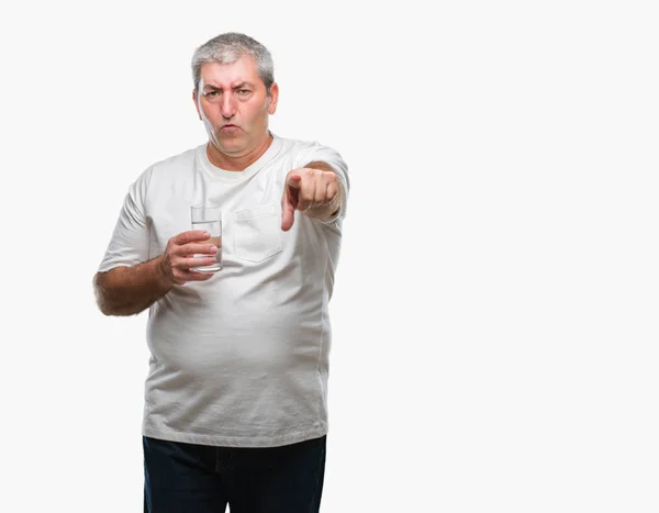 Przystojny Mężczyzna Senior Szklanki Wody Białym Tle Wskazując Palcem Aparatu — Zdjęcie stockowe
