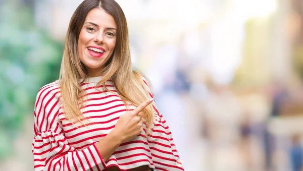 Mooie Jongedame Casual Strepen Winter Trui Geïsoleerde Achtergrond Vrolijke Met — Stockfoto