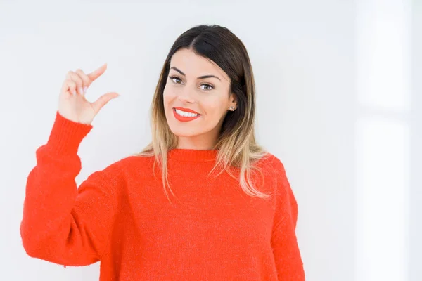 Giovane Donna Che Indossa Casual Maglione Rosso Sfondo Isolato Sorridente — Foto Stock