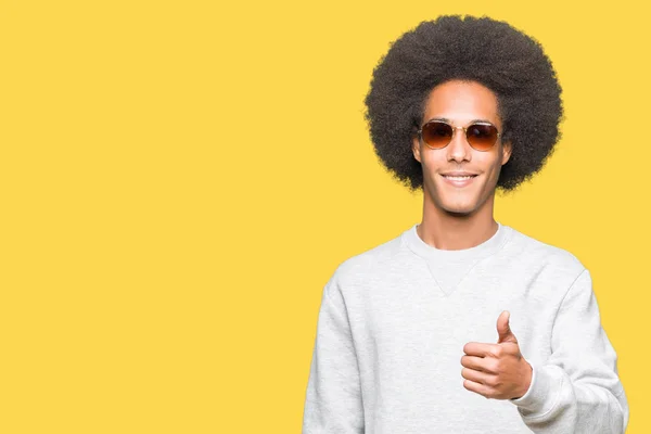 Junger Afrikanisch Amerikanischer Mann Mit Afro Haaren Und Sonnenbrille Der — Stockfoto