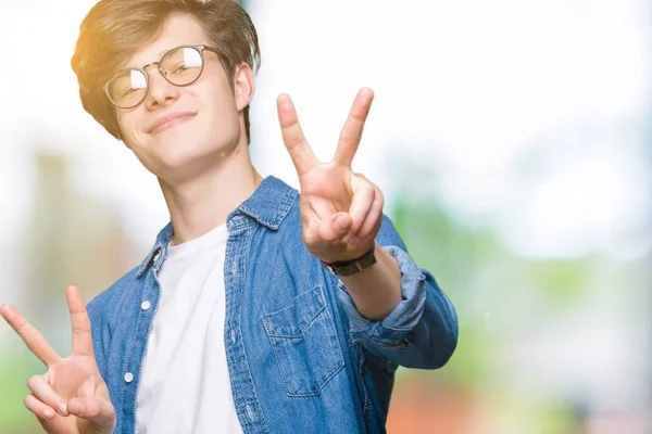 Joven Hombre Guapo Con Gafas Sobre Fondo Aislado Sonriendo Mirando — Foto de Stock