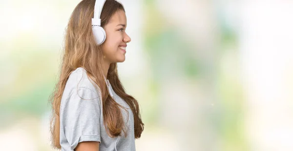 Mujer Hermosa Joven Que Usa Auriculares Escuchando Música Sobre Fondo — Foto de Stock