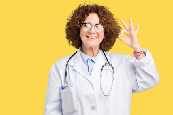 Média Ager Médico Sênior Mulher Sobre Fundo Isolado Sorrindo Positivo — Fotografia de Stock