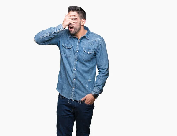 Joven Hombre Guapo Sobre Fondo Aislado Asomándose Shock Cubriendo Cara — Foto de Stock