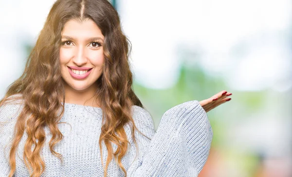 Junge Schöne Frau Winterpullover Lächelt Fröhlich Und Zeigt Mit Der — Stockfoto