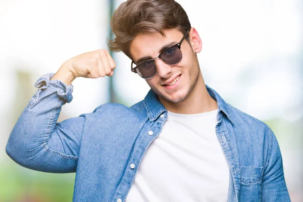 Junger Gutaussehender Mann Mit Sonnenbrille Über Isoliertem Hintergrund Starke Person — Stockfoto