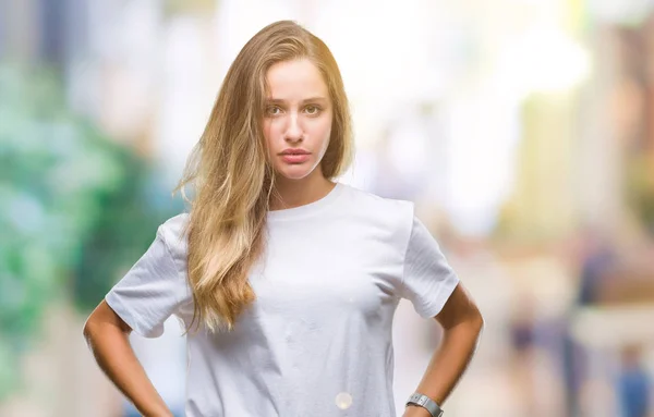 Jeune Belle Femme Blonde Portant Shirt Blanc Décontracté Sur Fond — Photo