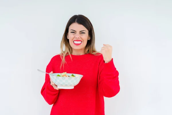 Jeune Femme Manger Salade Saine Fraîche Sur Fond Isolé Ennuyé — Photo