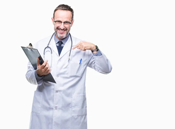 Idade Média Idoso Hoary Médico Homem Segurando Prancheta Sobre Fundo — Fotografia de Stock