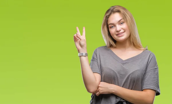 Jonge Kaukasische Vrouw Geïsoleerde Achtergrond Glimlachend Met Blij Gezicht Winking — Stockfoto