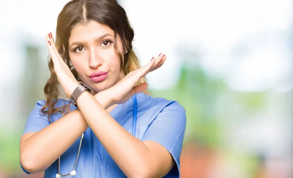 Giovane Donna Medico Adulto Indossa Uniforme Medica Espressione Rifiuto Incrociando — Foto Stock