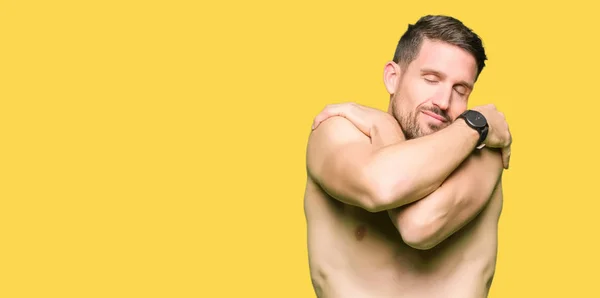 Stilig Bar Överkropp Man Visar Naken Bröst Kramar Sig Själv — Stockfoto