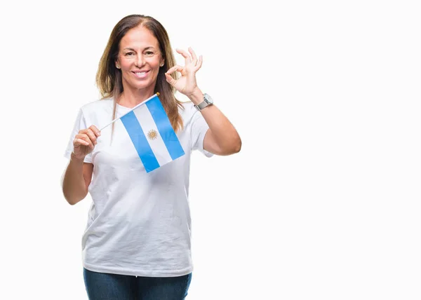 Mulher Hispânica Meia Idade Segurando Bandeira Argentina Sobre Fundo Isolado — Fotografia de Stock