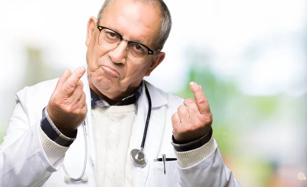 Stilig Senior Doktor Man Klädd Medicinsk Päls Gör Pengar Gest — Stockfoto