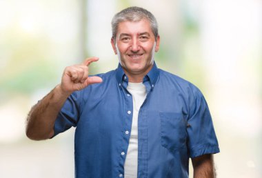 Üst düzey yakışıklı izole arka plan gülümseyen ve süre seyir ve kamera boyutu işaret parmaklarıyla yapıyor el ile kendinden emin eller üzerinde. Ölçü kavramı.