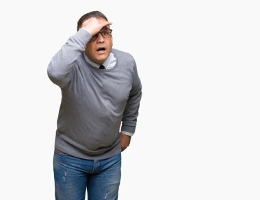 Orta yaş bussines Arap adam gözlüklü üzerinde arka plan çok mutlu ve gülümseyen uzakta el ile üzerine kafa seyir izole. Arama kavramı.