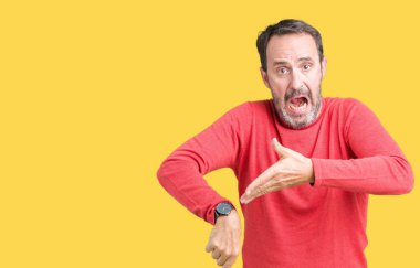 Acele işaretleme izlemek için zaman, sabırsızlık, üzgün ve kızgın son tarih gecikme için arka plan üzerinde kış kazak giymiş yakışıklı orta yaş ağarmış komuta sizde izole