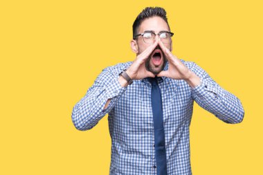 İzole arka plan yüksek sesle ile kızgın bağırarak üzerinde gözlük takan genç iş adamı ağzına eller