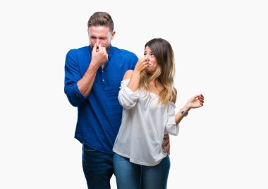 Bir şey pis ve iğrenç kokulu izole arka plan, dayanılmaz koku, holding nefes burun parmaklar ile aşık genç bir çift. Kötü kokuyor kavramı.