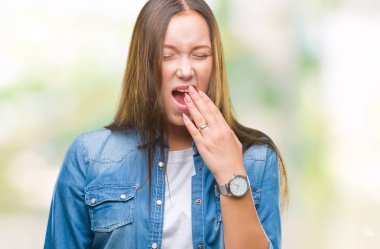 Güzel bir beyaz genç kadın izole arka plan üzerinde el ile ağız kapsayan yorgun esneme sıkılmış. Restless ve uyku hali.