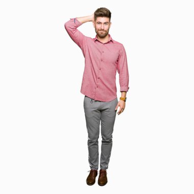 Genç yakışıklı iş casual adam yanıltır ve soru hakkında merak ediyorum. Şüphe, kafasına el ile düşünme ile belirsiz. Dalgın kavramı.