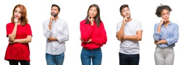 Kolaj grup Çin, Hint, İspanyol insanlar üzerinde bir arka plan çene düşünme hakkında soru, dalgın ifade üzerine el ile izole. Düşünceli yüzüyle gülümsüyor. Şüphe kavramı.