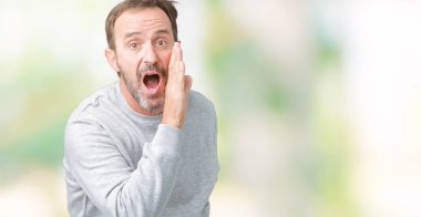 Yakışıklı orta yaş komuta sizde izole arka plan üzerinde bir kazak giyen el gizli söylenti söylüyor Ağızdan kötü amaçlı konuşma konuşma fısıldayan