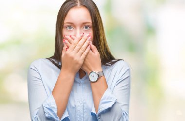 Genç beyaz güzel kadın izole arka plan ağız hata için elleriyle kapsayan şok yüzünden. Gizli kavramı.