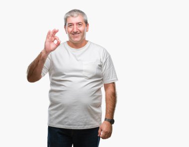 Gülümseyen izole arka plan üzerinde üst düzey yakışıklı el ve parmaklar ok işaretiyle yapıyor olumlu. Başarılı ifade.