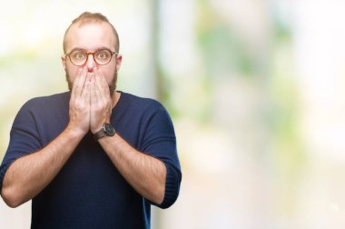 Üzerinde güneş gözlüğü takmış Genç beyaz hipster adam arka plan ağız hata için elleriyle kapsayan şok izole. Gizli kavramı.