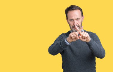 Yakışıklı orta yaş komuta sizde üzerinde izole arka plan ret ifade geçiş parmakları eksi işareti yapıyor bir kazak giyiyor