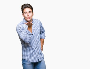 Genç yakışıklı iş adamı bir öpücük el ile güzel ve seksi olmak hava üfleme kamera bakarak izole arka plan üzerinde. Aşk ifade.