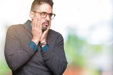 Yüz, depresyon ve üzüntü, kapsayan izole arka plan yorgun eller üzerinde gözlüklü genç yakışıklı adam üzgün ve sorun için tahriş