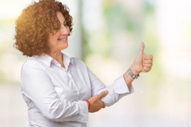 Jest tarafa gurur, seyir izole arka plan güzel orta ager üst düzey businees kadın yapıyor gülümseyen yaşasın