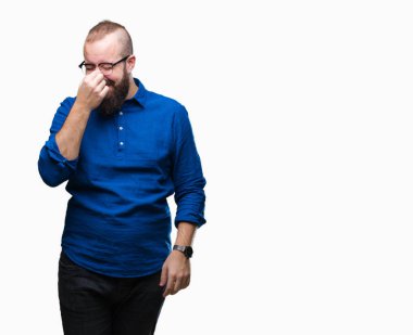 İzole arka plan yorgun sürtünme burun ve göz yorgunluğu ve baş ağrısı duygu üzerinde gözlük takan Genç beyaz hipster adam. Stres ve hayal kırıklığı kavramı.