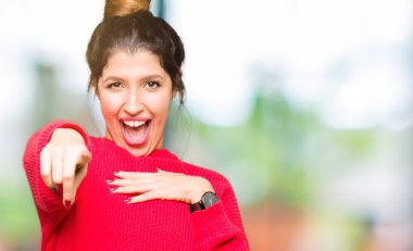 Kırmızı kazak ve çörek giyen genç güzel kadın gülme sizin parmak el kamerasıyla göğüs üzerinde utanç ifadesi işaret eden