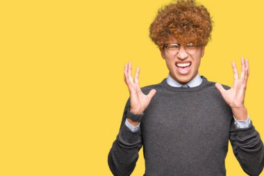 Genç yakışıklı iş adamı deli ve silah ile başarı için deli kutluyor gözlük takıyorsun afro saç ile kaldırdı ve heyecanlı çığlık gözler kapalı. Kazanan kavramı