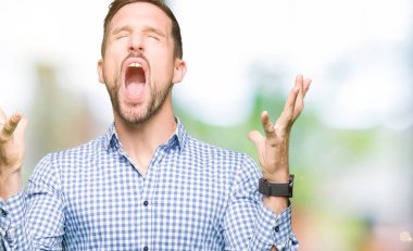 Kızgın ve silah ile başarı için deli kutluyor mavi gözlü yakışıklı iş adamı kaldırdı ve heyecanlı çığlık gözler kapalı. Kazanan kavramı