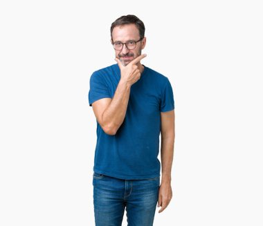 Emin çapraz kollar ve çeneme kaldırdı el ile gülümseme ile kameraya bakarak izole arka plan üzerinde gözlük nedir yakışıklı orta yaş ağarmış komuta sizde. Pozitif düşünce.