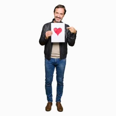 Kağıt kırmızı kalp ile çok mutlu el ve parmak ile işaret tutan yakışıklı orta yaş erkek