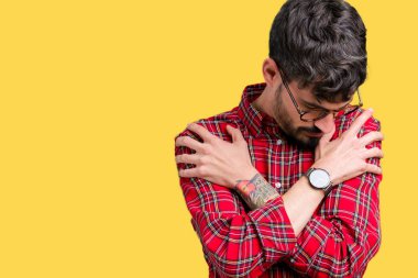 Genç yakışıklı kendini mutlu ve olumlu sarılma, kendinden emin gülümseyen izole arka plan üzerinde gözlük adam. Kendi aşk ve öz bakım