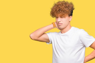 Elle, kas ağrısı boyun dokunmadan casual beyaz t-shirt acı boyun ağrısı yaralanma, giyen afro saçlı genç yakışıklı adam