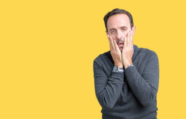 Yüz, depresyon ve üzüntü, kapsayan izole arka plan yorgun eller üzerinde bir kazak giyen yakışıklı orta yaş üst düzey adam üzgün ve sorun için tahriş